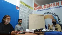 Alsih Marcelina, jurnalis perempuan yang menjadi korban kekerasan polisi di Palu saat meliput demo Omnibus law, bersama organisasi jurnalis mengadukan lambatnya penanganan kasus tersebut ke Ombudsman Sulteng, Selasa (10/11/2020).