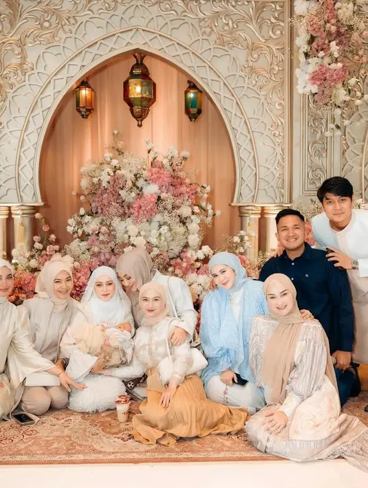 Anggota Geng Mamayu lainnya, seperti Margin Wieheerm, tampil memukau dalam tunik putih yang dipadukan dengan pashmina viscose bernuansa nude. Sementara Keisha Ratuliu tampak anggun dalam balutan outerwear dan hijab serba biru pastel yang lembut. [@marginw].