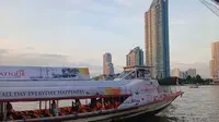 Kapal wisata sedang melintasi Chao Phraya di Bangkok, Thailand, Kamis (30/11/2023) petang. Bola.com berkesempatan mengunjungi Bangkok sebelum meliput seri terakhir Asia Road Racing Championship 2023 akhir pekan ini di Buriram. (Bola.com/Hery Kurniawan)