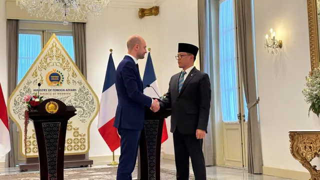 Menteri Eropa dan Luar Negeri Prancis Jean-Noel Barrot dan Menlu RI Sugiono dalam pernyataan pers kepada media di kantor Kemlu RI, Rabu (26/3/2025). (Liputan6.com/Benedikta Miranti)