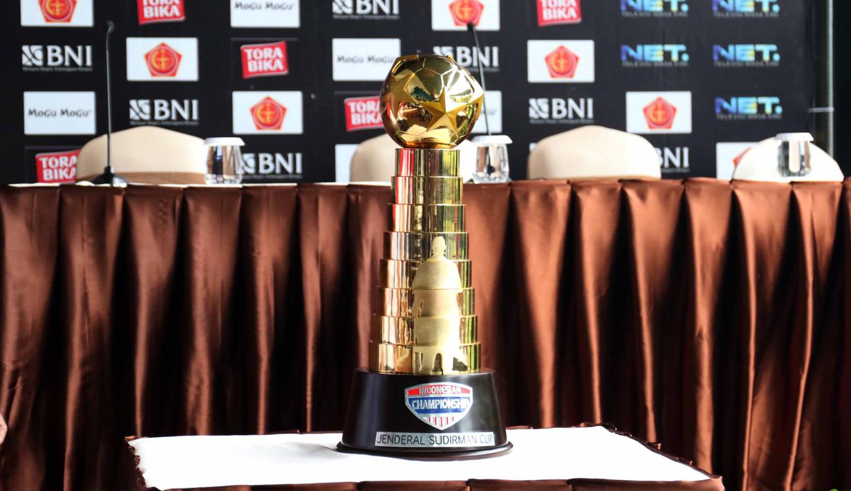 Trofi Piala Jenderal Sudirman saat dipamerkan pada Press Conference Piala Jenderal Sudirman di Hotel Century, Senayan, Jakarta, Rabu (20/1/2016). (Bola.com/Nicklas Hanoatubun)