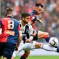 Gelandang Juventus Rodrigor Bentacur berebut bola dengan gelandang Genoa Lukas Lerager dan bek Pedro Pereira dalam lanjutan Liga Italia di Luigi Ferraris, Minggu (17/3/2019). Juventus kalah 0-2. (Simone Arveda/ANSA via AP)