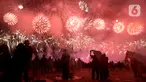 Nyala kembang api memeriahkan suasana malam pergantian tahun di Kawasan Pantai Lagoon, Taman Impian Jaya Ancol, Jakarta, Selasa (31/12/2019). Ribuan pengunjung menikmati malam pergantian tahun 2019 menuju 2020 dengan menyalakan kembang api. (merdeka.com/Imam Buhori)