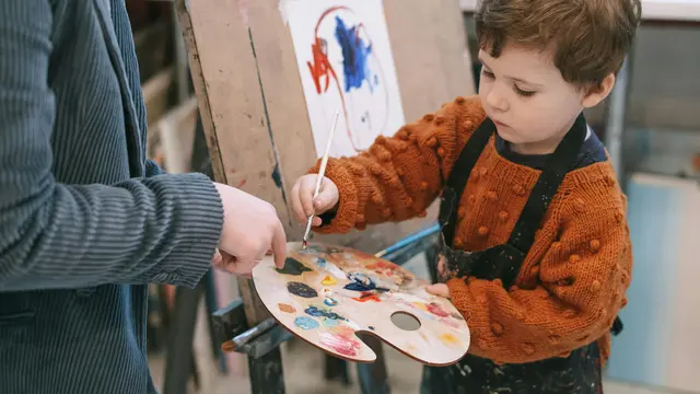 2. Mitos: Anak Laki-Laki Harus Selalu Kuat dan Tidak Boleh Terlihat Lemah