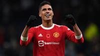 Meski sebagian besar harinya di Old Trafford terganggu dengan cedera, Raphael Varane tetap mampu menjadi bek tengah andalan MU. Pemain 28 tahun ini memiliki kecepatan, kekuatan, dan kemampuan udara yang sangat baik. Fans Setan Merah akan lebih tenang dengan kehadiran Varane. (AFP/Glyn Kirk)