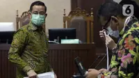 Terdakwa kasus korupsi Bantuan Sosial (Bansos) Covid-19 yang juga mantan Menteri Sosial Juliari Batubara saat jeda sidang di Pengadilan Tipikor, Jakarta, Senin (10/5/2021). Sidang lanjutan tersebut beragendakan mendengar keterangan empat orang saksi. (Liputan6.com/Helmi Fithriansyah)