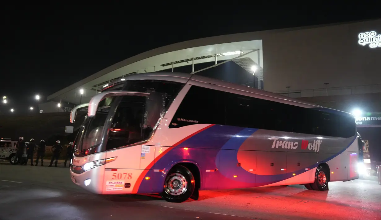 Bus tim Argentina meninggalkan stadion Neo Quimica Arena, setelah pertandingan melawan Brasil pada kualifikasi Piala Dunia 2022 dihentikan otoritas kesehatan di Sao Paulo, Brasil, Minggu (5/9/2021). (AP Photo/Andre Penner)