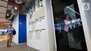 Karyawan berjalan di salah satu ruang kantor pusat Bayer Indonesia, Jakarta, Selasa (14/12/2021). Sertifikasi “Great Place to Work 2021” bagi Bayer Indonesia berlandaskan pada survei karyawan yang mengukur tingkat kepuasan dan kepercayaan dengan metode Trust Index©️. (Liputan6.com/Fery Pradolo)