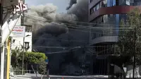 Serangan udara Israel menghantam gedung bertingkat tinggi yang menampung kantor The Associated Press di Kota Gaza, Sabtu (15/5/2021). Serangan terjadi satu jam usai militer Israel memerintahkan orang-orang untuk mengungsi dari gedung. (AP Photo/Khalil Hamra)