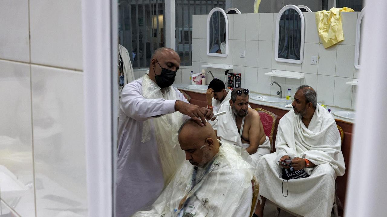 FOTO: Jemaah Haji Antri Potong Rambut di Barber Shop