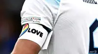 Ban Lengan 'OneLove' yang di larang Piala Dunia Qatar 2022 (AFP/Marco Bertorello)