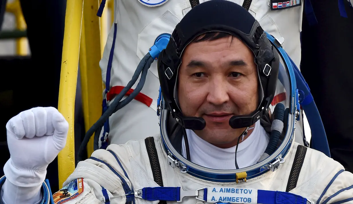 Kosmonot Aydyn Aimbetov dari Kazakhstan melambaikan tangan ke warga yang hadir di peluncuran mereka ke Stasiun Antariksa Internasional, kosmodrom Baikonur, Kazakhstan (2/9/2015). Aimbetov kembali ke Bumi pada 12 September. (REUTERS/Kirill Kudryavtsev)