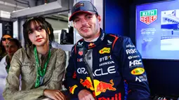 Lisa Blackpink berfoto bersama dengan pembalap Red Bull Racing, Max Verstappen saat Formula 1 GP Miami 2024 di Miami International Autodrome, Flordia, Amerika Serikat, Minggu (05/05/2024). (AFP/Getty Images/Mark Thompson)