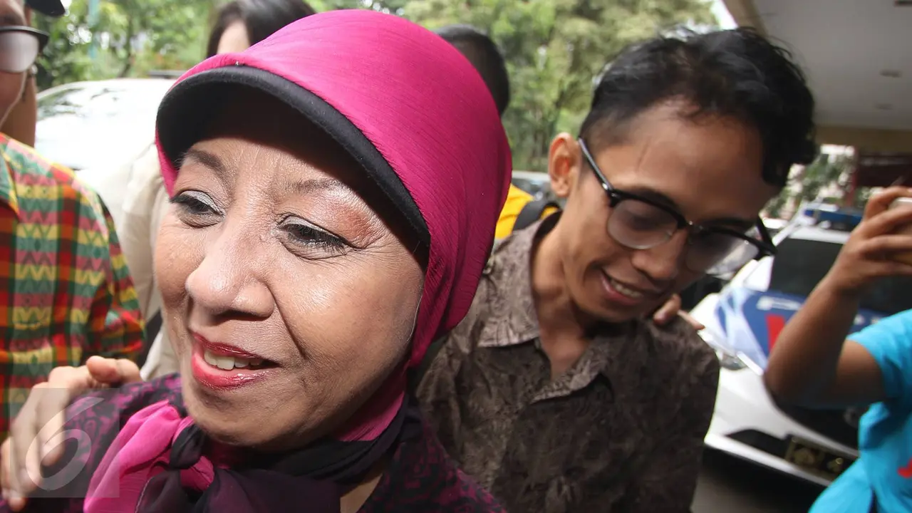 Ario Kiswinar bersama ibu, Aryani Soenarto