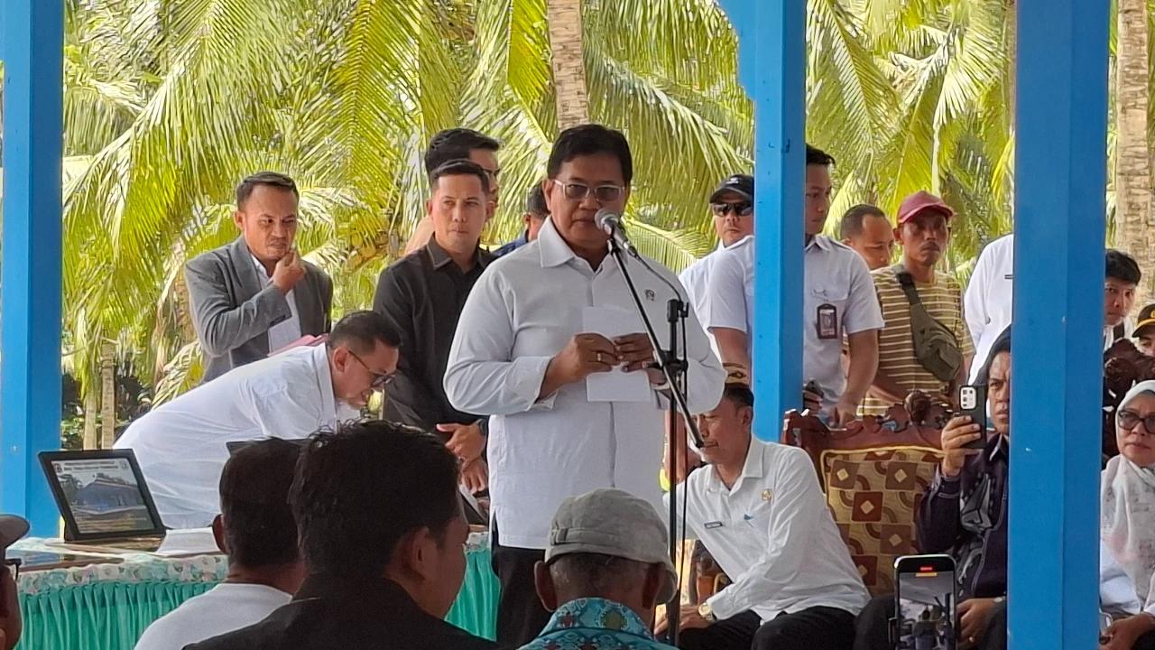 Pemerintah Serahkan 109 Sertifikat Tanah untuk Masyarakat Transmigran Pulubala Gorontalo