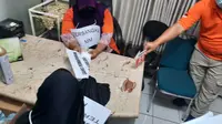 Polisi menggelar rekonstruksi aborsi ilegal di Jakarta pusat. (Liputan6.com/Muhammad Radityo Priyasmoro)