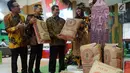 Hendi Prio Santoso (tengah) saat menunjukan sak semen produksi semen Indonesia di JCC, Jakarta, Rabu (20/9). Semen Indonesia meluncurkan Semen Indonesia Total Solution untuk memenuhi kebutuhan bisnis dari hulu hingga hilir. (Liputan6.com/Angga Yuniar)