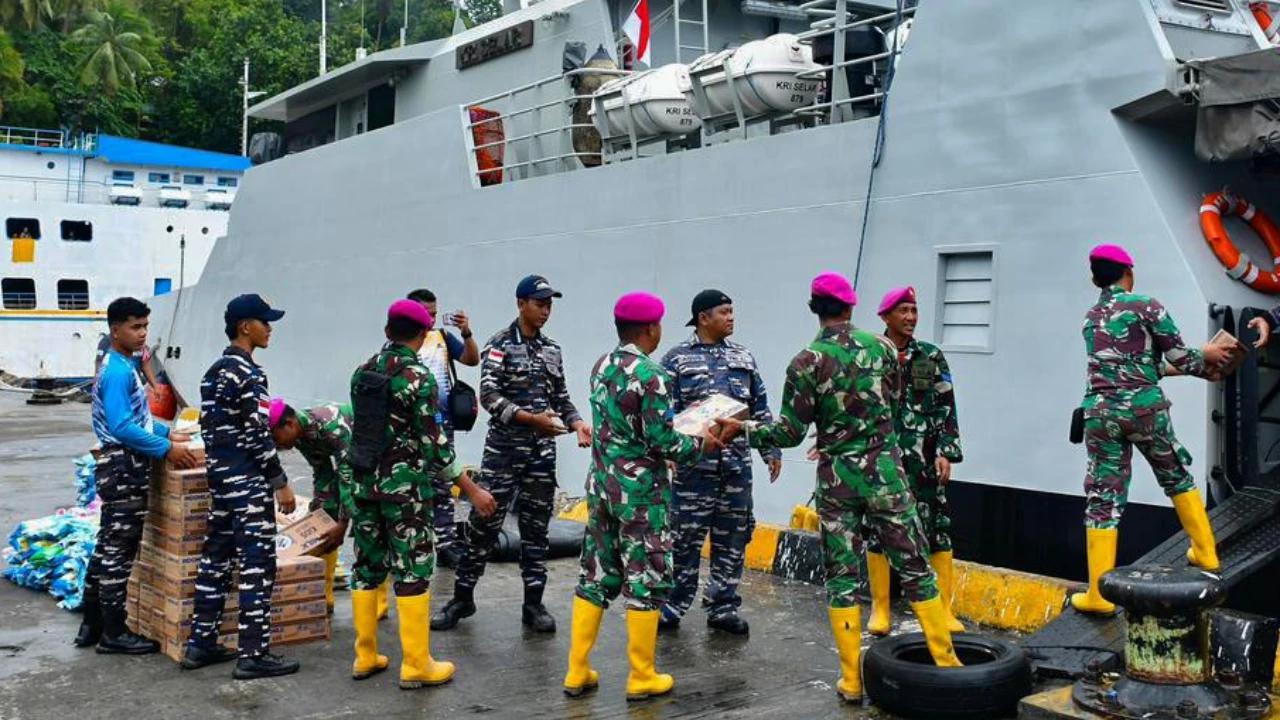 FOTO: TNI AL Salurkan Bantuan Logistik Pascabencana di Kepulauan Sitaro