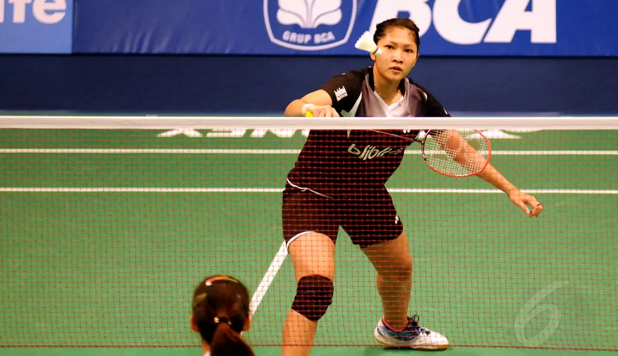 Lindaweni Fanetri (Indonesia) berusaha meladeni permainan bola pendek pebulutangkis Thailand, Nichaon Jindapon, di Jakarta, (18/6/2014). (Liputan6.com/Helmi Fithriansyah) 