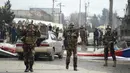 Petugas berjaga di lokasi serangan bom mobil bunuh diri di Kabul, Afghanistan (2/3). Serangan ini merupakan yang terbaru, setelah serangkaian kejadian serupa yang menewaskan total 130 orang dalam 2 bulan terakhir. (AFP Photo/Wakil Kohsar)