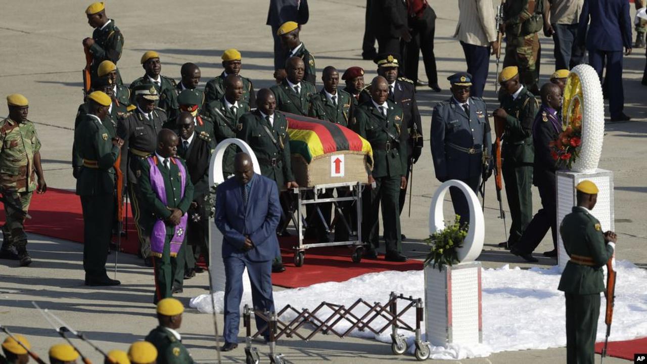 Jenazah mantan Presiden Zimbabwe Robert Mugabe setibanya dari Singapore, di Bandara Internasional RG Mugabe, Harare, Kenya, 11 September 2019. (AP)