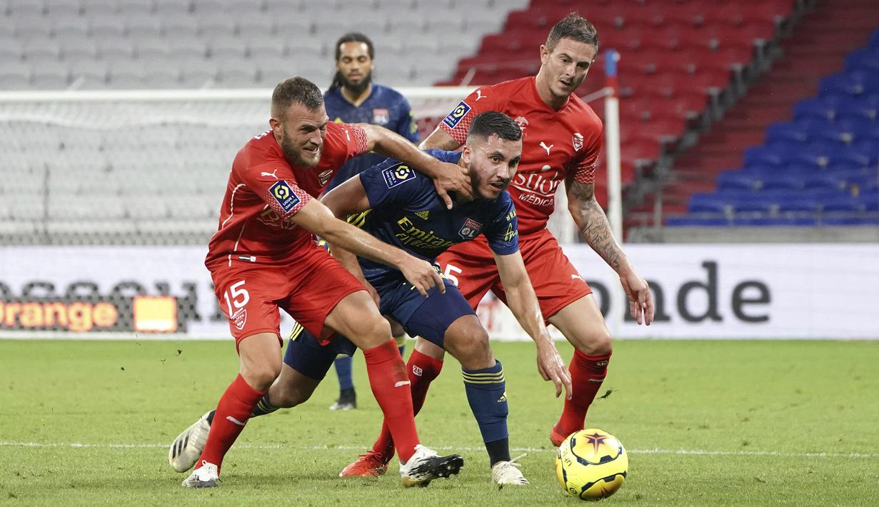Penyerang Lyon, Mathis Cherki, berebut bola dengan pemain Nimes pada laga lanjutan Liga Prancis di Stadion Groupama, Sabtu (19/9/2020) dini hari WIB. Lyon bermain imbang 0-0 atas Nimes. (AP Photo/Laurent Cipriani)