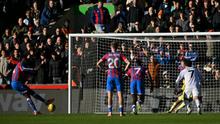 Penyerang Crystal Palace asal Prancis #14, Jean-Philippe Mateta, mengambil penalti pertama, sebelum tinjauan VAR memutuskan bahwa ia secara tidak sengaja menyentuh bola dua kali, yang mengakibatkan tendangan ulang, dalam pertandingan Liga Inggris antara Crystal Palace dan Manchester United di Selhurst Park, London selatan, pada 30 November 2025. (Glyn KIRK/AFP)