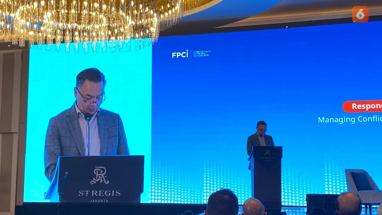 Pendiri Foreign Policy Community of Indonesia Dino Patti Djalal pada Selasa (14/4/2026) di Jakarta, mengatakan bahwa Indonesia harus menyiapkan strategi dalam menghadapi dunia yang kini memasuki momen kekuatan menengah. (Dok. Liputan6.com/Teddy Tri Setio)
