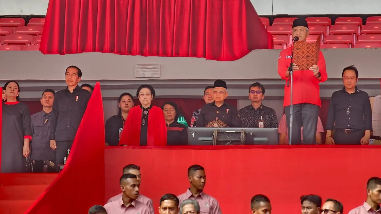 Calon presiden (capres) Ganjar Pranowo diberikan kesempatan oleh Ketua DPP PDIP Puan Maharani untuk menyapa para kader dan simpatisan yang hadir dalam acara peringatan Bulan Bung Karno 2023 di Stadion Utama Gelora Bung Karno (GBK), Senayan, Jakarta.
