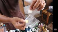 Pasar Muamalah di Kota Depok terima pembayaran dengan uang Rupiah, Dirham, hingga sistem barter. (Liputan6.com/Dicky Agung Prihanto)
