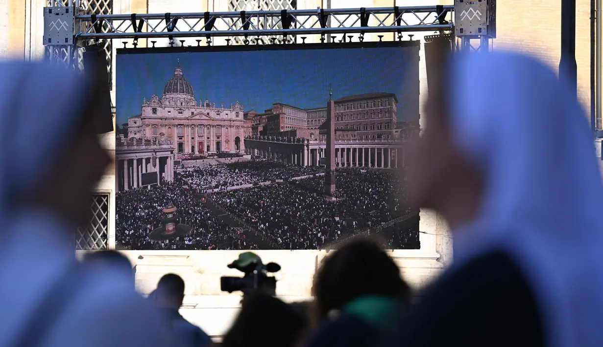 Suasana duka mendalam menyelimuti lapangan Santo PetrusVatikan, saat misa pemakaman Paus Fransiskus berlangsung. (Piero CRUCIATTI/AFP)