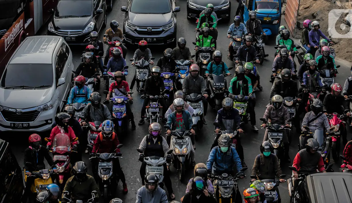 Kendaraan bermotor melaju tersendat akibat terjebak kemacetan di kawasan Kramat Raya, Jakarta Pusat, Senin (28/10/2019). Kemacetan tersebut disebabkan adanya upacara yang digelar di Museum Sumpah Pemuda. (Liputan6.com/Faizal Fanani)