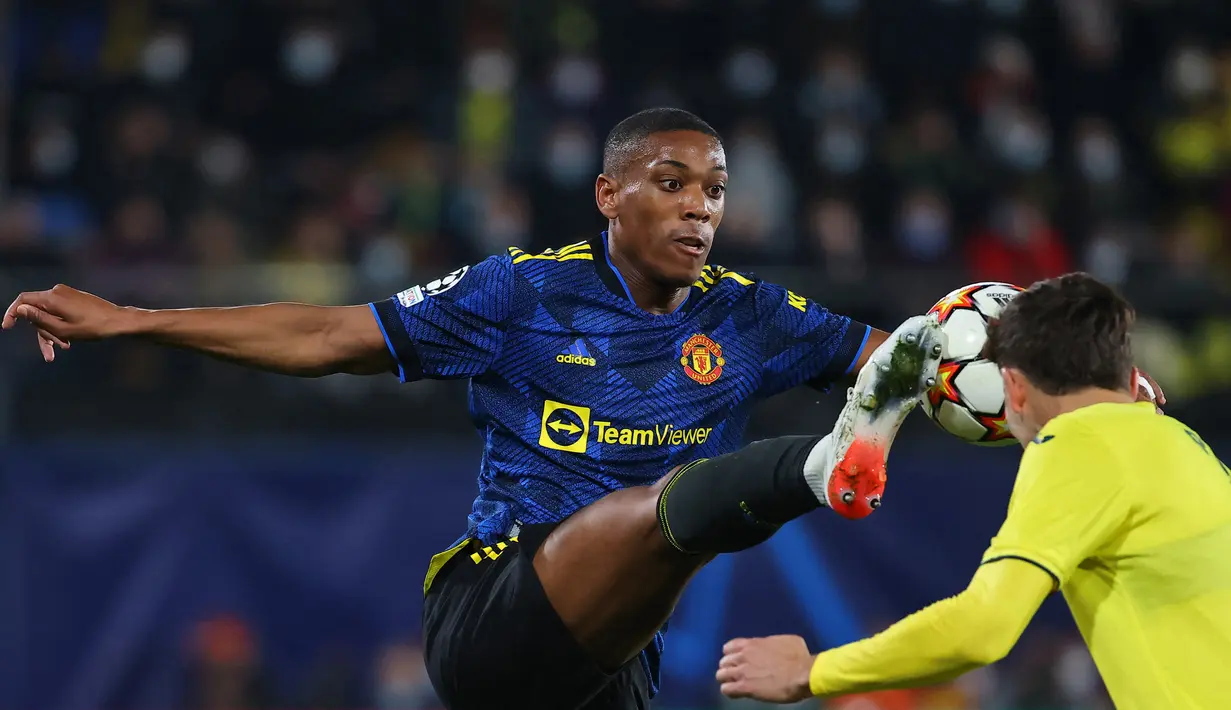 Anthony Martial. Striker berusia 26 tahun yang memasuki musim ke-7 bersama Manchester United ini baru 7 kali dimainkan di Liga Inggris musim ini. Pihak manajemen sendiri masih buta kemana ia akan berlabuh. Besarnya gaji yang dituntut membuat beberapa klub menarik diri. (AFP/Jose Jordan)