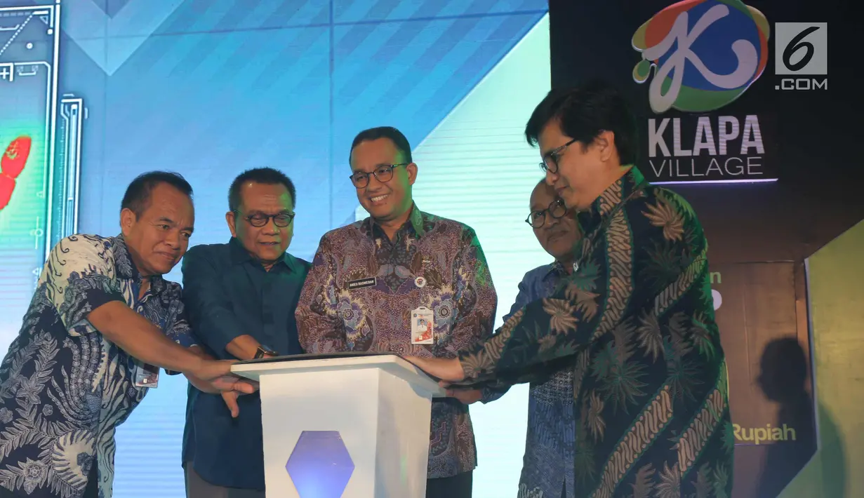 Gubernur DKI Jakarta Anies Baswedan saat peletakan batu pertama atau ground breaking, Jakarta, Kamis (18/1). Satu tower yang akan dibangun tahun ini memiliki total 703 unit. (Liputan6.com/Pool/Budi)