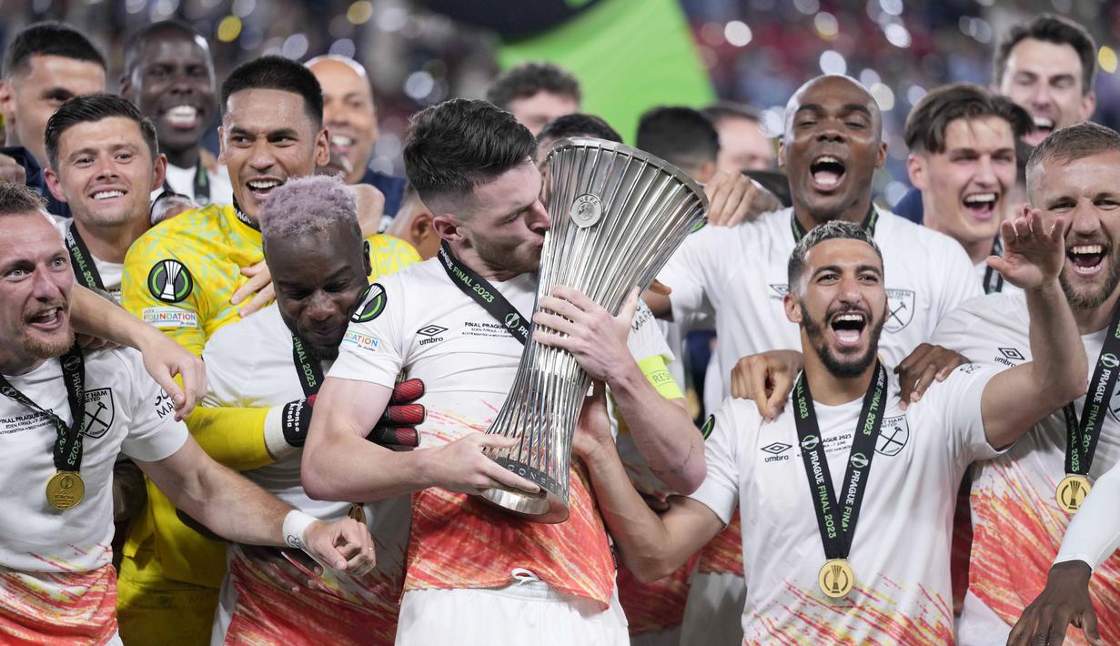 Para pemain West Ham United merayakan keberhasilan menjuarai UEFA Europa Conference League di Stadion Eden Arena, Kamis (8/6/2023). West Ham menang dengan skor 2-1. (AP Photo/Darko Bandic)