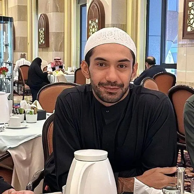 7 Potret Reza Rahadian yang Kini Jalani Umrah, Sosoknya Tuai Banyak Sorotan