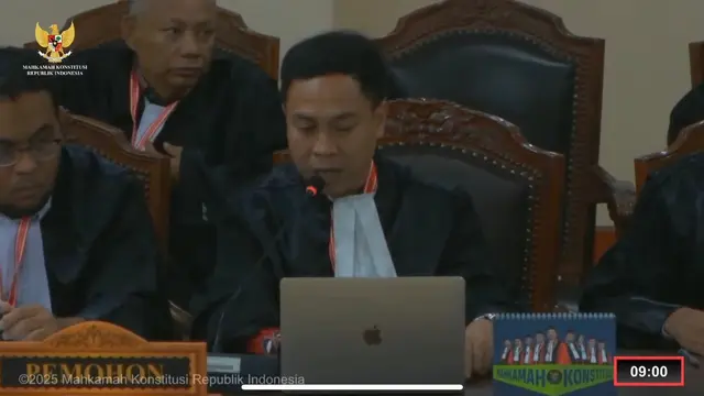 Kuasa Hukum Risma-Gus Hans mengikuti sidang sengketa Pilkada 2024 di Gedung MK, Jakarta Pusat, Rabu (8/1/2025).