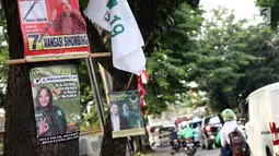 Sejumlah alat peraga kampanye (APK) terpasang di sisi Jalan RS Fatmawati Raya, Jakarta, Selasa (5/3). Pemasangan APK terlihat sembarangan dan tumpang tindih tanpa mempertimbangkan unsur mempertimbangkan estetika. (Liputan6.com/Helmi Fithriansyah)