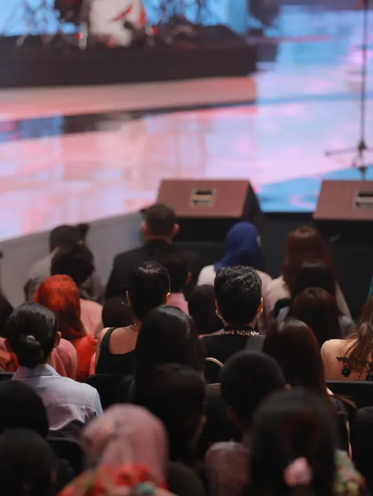 Konser yang berlangsung selama dua jam itu, Sophia setia melihat aksi kekasihnya hingga acara usai. (Adrian Putra/Bintang.com)