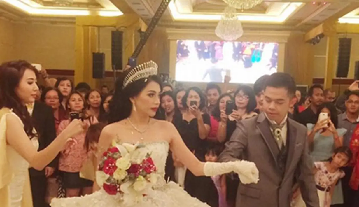 Pernikahan adik Angel Karamoy itu berjalan lancar dan khidmat di Palangkaraya, Kalimantan Tengah, Kamis (30/3/2017). Turut menyaksikan dalam hari bahagianya, keluarga, kerabat serta sahabat dekat terlihat hadir. (dok. Instagram/axcelkeziawedding)