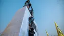 Sejumlah mahasiswa memanjat Monumen Tugu Tani saat menggelar aksi unjuk rasa di Jakarta Pusat, Selasa (20/10/2026). Dalam aksi tersebut, Aliansi Sadar menyoroti sejumlah persoalan, mulai dari lingkungan dan kebijakan ekonomi hingga ruang sipil, demokrasi, serta pendidikan.(KLY/Budy Santoso)