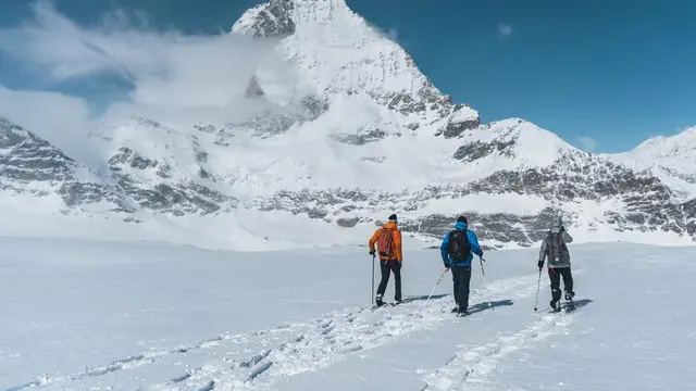 Berpetualang di pegunungan tertutup salju
