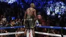Gaya Floyd Mayweather Jr. merayakan kemenangannya atas Conor McGregor pada gelaran Tinju Dunia super welterweight boxing di MGM Arena, Las Vegas, (26/8/2017). Mayweather menang TKO atas McGregor. (AP/Isaac Brekken)