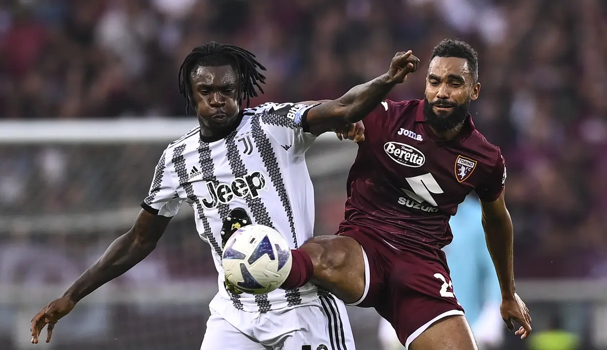 Penyerang Juventus, Moise Kean berebut bola dengan pemain Torino, Koffi Djidji pada pertandingan lanjutan Liga Serie A Italia di di Stadio Olimpico Grande Torino di Turin, Italia, Sabtu (15/10/2022). Kemenangan ini mengangkat Juventus ke posisi tujuh sementara dengan 16 poin dari 10 laga. (Marco Alpozzi/LaPresse via AP)