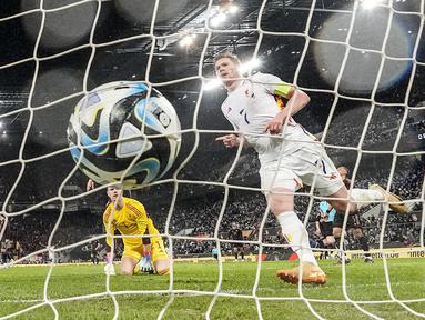Gelandang Belgia, Kevin De Bruyne mencetak gol ketiga timnya ke gawang kiper Jerman Marc-Andre ter Stegen selama pertandingan persahabatan internasional di Stadion RheinEnergie,  Cologne pada Rabu (29/3/2023) dini hari WIB. (AP Photo/Martin Meissner)