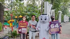 Maskot Piala Dunia 2022, La'eeb, berkeliling Indonesia untuk memeriahkan Piala Dunia 2022 yang akan berlangsung kurang dari sebulan lagi di Qatar. Pada hari pertamanya di Bekasi, Jumat (04/11/2022), La'eeb menyapa masyarakat dengan mengunjungi Hutan Kota Patriot, Bekasi. (Dok.SCM)