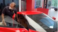 Pengusaha Sukses Service AC Mobil Ferrari Miliknya, Harganya Luar Biasa Sampai Rp63 Juta. Instagram faisalsolichin ©2023 Merdeka.com