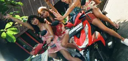 Ke empat member girl band No Na kompak berpose di atas motor bebek. Baila, Christy, Shazfa, dan Esther tampil dengan busana bernuansa tropikal yang playful. Mulai dari top berpetal merah, tank top bordir bunga, hingga mini dress payet pink, semuanya berpadu dengan makeup glowy bernuansa peach dan bibir glossy yang bikin tampilan terasa segar. [@nonawav]