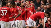 Striker Manchester United asal Slovenia bernomor punggung 30, Benjamin Sesko (kedua dari kanan), merayakan gol ketiga timnya bersama striker Manchester United asal Brasil bernomor punggung 10, Matheus Cunha (tengah), pada 15 Maret 2026. (Oli SCARFF/AFP)