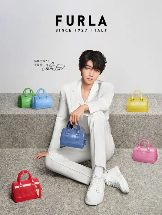 Karry Wang, aktor muda dan penyanyi Gen Z, terkenal karena sikapnya yang ceria, percaya diri, dan optimis. Dedikasinya untuk memahami beragam karakter terlihat jelas dalam perannya dalam film seperti “F Allen Bridge ” dan “ Homecoming .”  [Dok/Furla]